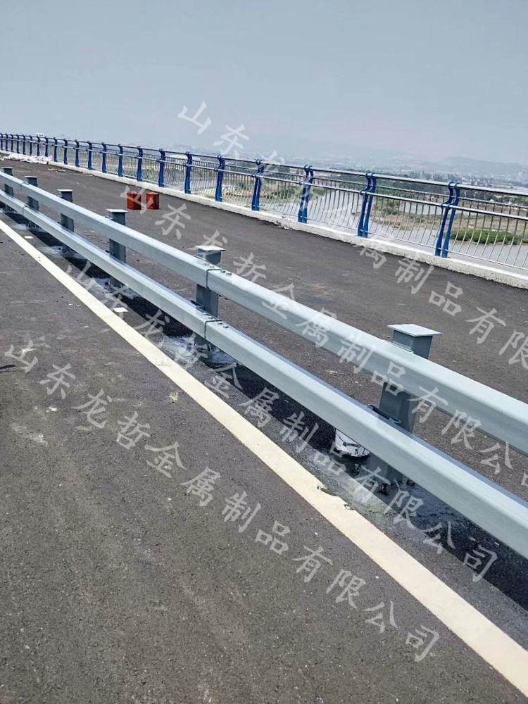 滁州防撞栏杆+不锈钢复合管护栏工程案例